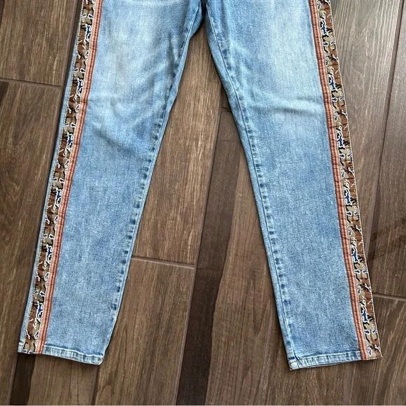 Anthropologie Pilcro Mid-Rise Slim Boyfriend Jeans Embroidered Camo Sz 26 - Picture 4 of 11